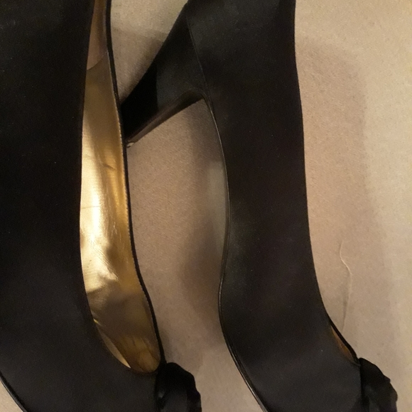 Gorgeous Salvatore Ferragamo women's black heels size 10 - Picture 5 of 7